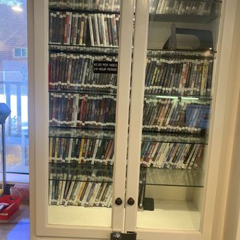 Lagonita Lodge - lobby Dvd library $2 rentals - Hotels Near Me - Big Bear Lake, California