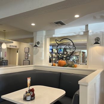 Twohey’s Restaurant - Booth next to front door - New American Near Me - South Pasadena, California Twohey’s Restaurant - Booth next to front door - New American Near Me - South Pasadena, California