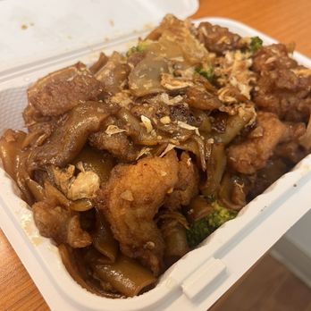 Thai Studio Restaurant - Pad See Ew - Crispy Chicken - Thai Near Me - Richmond, Virginia