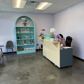 Paradise Paws - Friendly staff and greeting area - Pet Groomers Near Me - Los Angeles, California Paradise Paws - Friendly staff and greeting area - Pet Groomers Near Me - Los Angeles, California