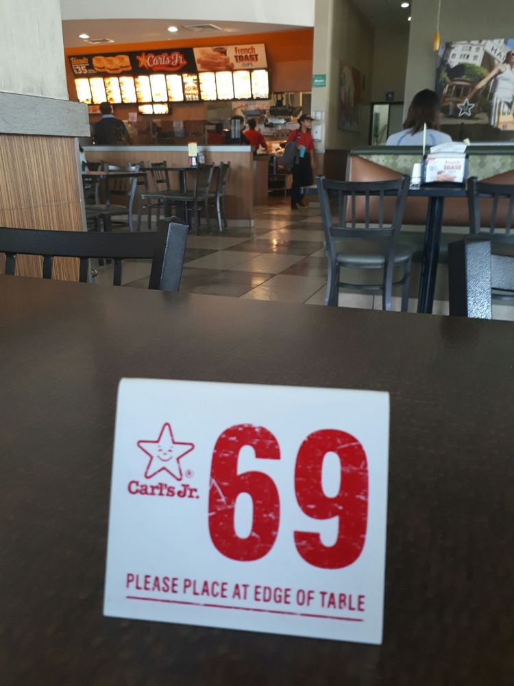 CARL’S JR. Av. Paseo Constituyentes 1265, Santiago de Querétaro