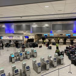United Airlines - Check-in Counters for premier group