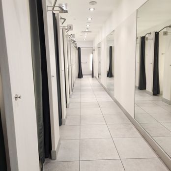 H&M - Dressing rooms - Fashion Near Me - Bakersfield, California