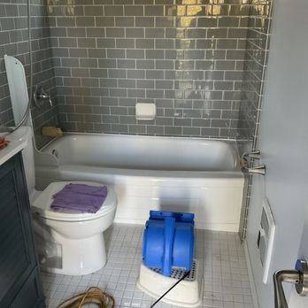 FG Tub and Tile - Bathroom overview with fan pointing toward window. - Refinishing Services Near Me - San Diego, California FG Tub and Tile - Bathroom overview with fan pointing toward window. - Refinishing Services Near Me - San Diego, California