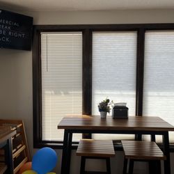 Connekt Cafe - Raised table by the window with tv