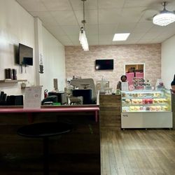 Queenz Bakery Cafe - Inside