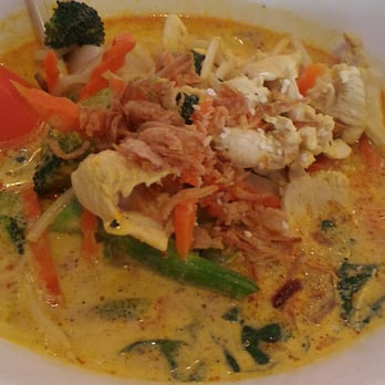 Toss Noodle Bar - Laksa soup with flat rice noodles and chicken - Asian Fusion Near Me - Berkeley, California