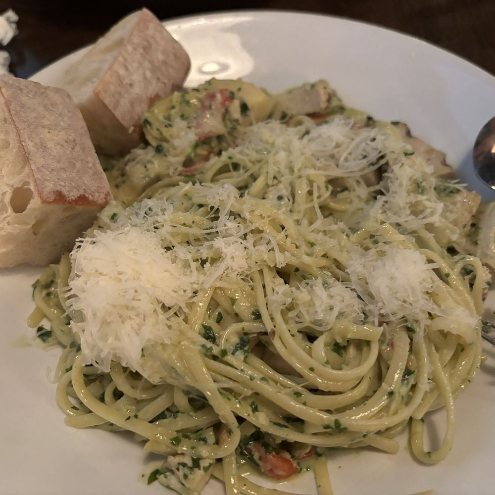 Pastini - Fettuccini Alfredo with Chicken - Italian Near Me - Eugene, Oregon Pastini - Fettuccini Alfredo with Chicken - Italian Near Me - Eugene, Oregon