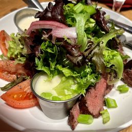 Black n blue steak salad (minus the blue, went with the lime ‍ dressing)