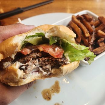 Restaurant Poutineville Saint-Roch - Classic Burger sans Fromage - Burgers Near Me - Quebec City, Quebec Restaurant Poutineville Saint-Roch - Classic Burger sans Fromage - Burgers Near Me - Quebec City, Quebec
