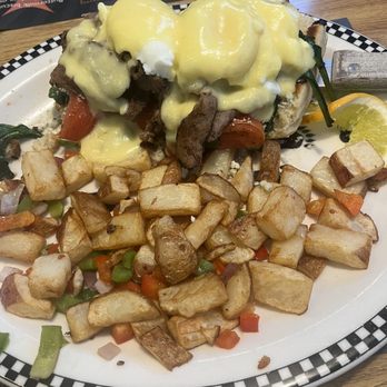 Black Bear Diner Glendale - Tri-tip Benedict Biscuit - American Near Me - Glendale, Arizona