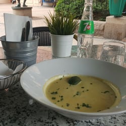 Venner Restaurant & Bar - Fiskesuppe med ferskt brød. Det smakte godt, men hadde vært lettere å spise hvis jeg fikk en skje i stedet for gaffel