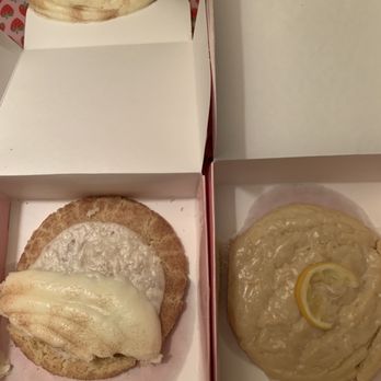 Crumbl - Wicker Park - Snickerdoodle and lemon - Bakeries Near Me - Chicago, Illinois