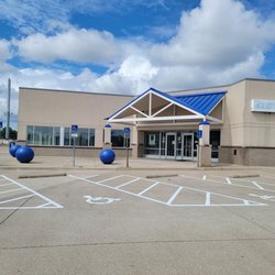 United States Post Office - This post office said it wasn't correct for the postal clerk to have told us to drop our package around the back of this location.