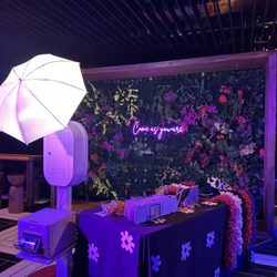 VR Squad - Corporate holidays Photo Booth with green hedges backdrop