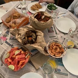 Quick lunch set up :-) crabs make and females and some shrimp. Quick lunch set up :-) crabs make and females and some shrimp.