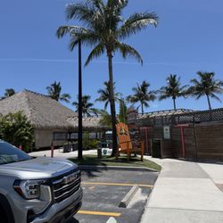 TT's Tiki Bar - Walking up