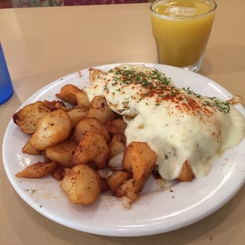 Samaria Cafe - Country Benedict with home fries - Breakfast & Brunch Near Me - Tampa, Florida