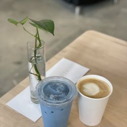 Iris Coffee Lab - Smoked maple latte (seasonal) Blue matcha latte