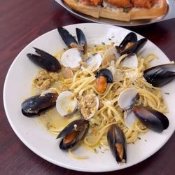 Lily's Pizza & Pasta - Linguini clams white wine sauce