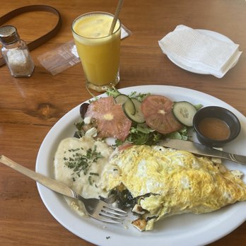 Gelatto Café - Spinach Omelette, house salad, and potato's with orange juice. - Coffee & Tea Near Me - Cancún, ROO