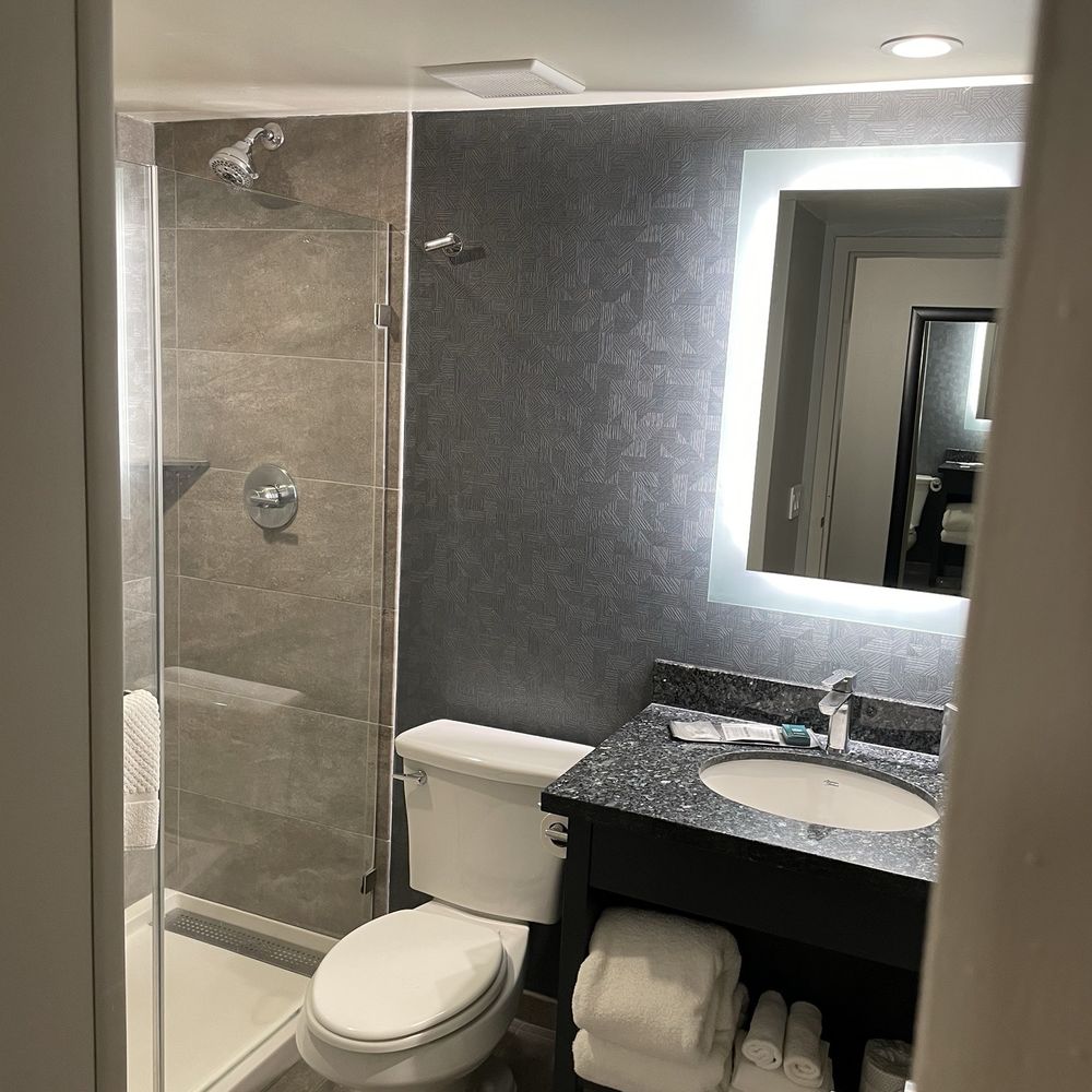 DoubleTree by Hilton Chico - Excellent bathroom - Hotels Near Me - Chico, California