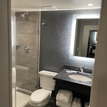 DoubleTree by Hilton Chico - Excellent bathroom - Hotels Near Me - Chico, California DoubleTree by Hilton Chico - Excellent bathroom - Hotels Near Me - Chico, California