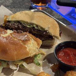 The Oak Tavern - Looking at the burger again