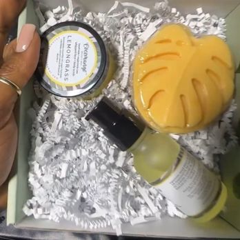 Cocomango Beauty Bar - Mother's Day gift Box - Cosmetics & Beauty Supply Near Me Cocomango Beauty Bar - Mother's Day gift Box - Cosmetics & Beauty Supply Near Me