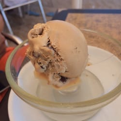 Chiringuito Banys Claudi - Helado de ron con pasas