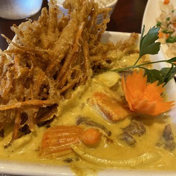 Arches Thai - Yellow curry with coconut milk and beef, side of white rice. Loved the fried tempura crunchies. Perfect Umami in your mouth! - Thai Near Me - Moab, Utah