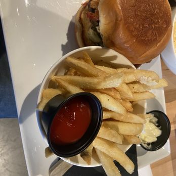 Cribbs Kitchen - Moore - Berry peppin Smash Burger - Cocktail Bars Near Me - Moore, South Carolina Cribbs Kitchen - Moore - Berry peppin Smash Burger - Cocktail Bars Near Me - Moore, South Carolina