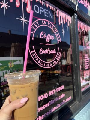 C'est La Vie Cafe by null