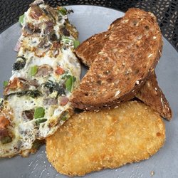 Veggie omelette, hash browns and toast