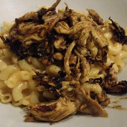 Mac and cheese with spicy crumb topping with jerked chicken Mac and cheese with spicy crumb topping with jerked chicken