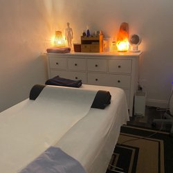 Han Acupuncture Clinic - Comfortable clean room. Ready for acupuncture.