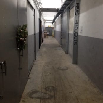 雅枝竹 - It looks like a scary warehouse hallway, but at the end of this hallway is the Artichoke Canteen. - Vegetarian Near Me - Hong Kong, HK