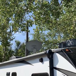 Edgewater Inn & Rv Park - Site 1 - I got REAL lucky and found this hole in the trees.  Signals were only in the 70s but I did get satellite television!