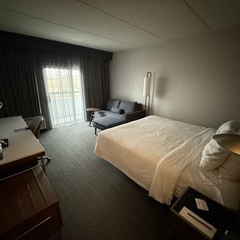 Courtyard by Marriott Rye - king bedroom - Hotels Near Me - Rye, New York