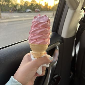 Dairy Kream - Strawberry soft serve - Ice Cream & Frozen Yogurt Near Me - Manistique, Michigan