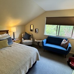 Discovery Inn - Queen room