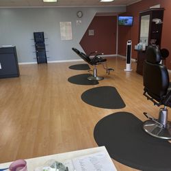 Belle Threading Studio - Picture of empty store. Employee or manager left it unattended and did not even give me any service. Terrible treatment.