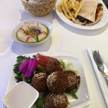 Vive Beirut - Falafel mit Hummus und Brot / Kalb-Kebap mit Pommes - Lebanese Near Me - Munich, BY Vive Beirut - Falafel mit Hummus und Brot / Kalb-Kebap mit Pommes - Lebanese Near Me - Munich, BY