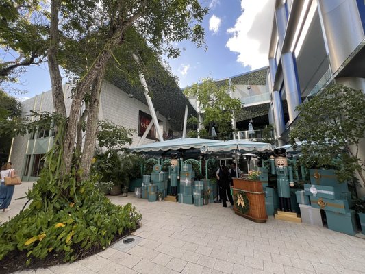 Paradise Plaza by null