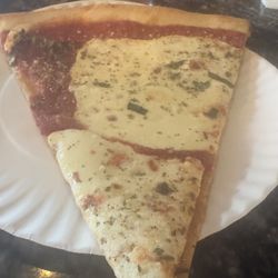 Rookie's Restaurant & Pizzeria & Bar - Margherita pizza