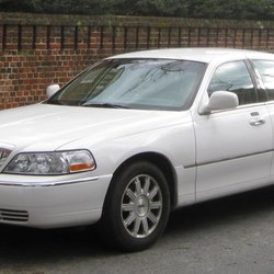 Halifax Airport Taxi & Limousine Service - Our Lincoln Town Car Signature Limited