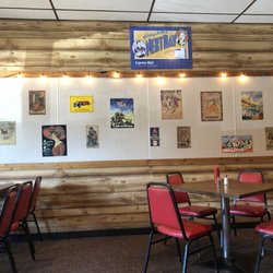 Mom's Cafe & Catering - Dining room