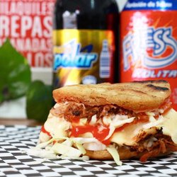 Ocho Tres Cinco - Arepa zuliana: Arepa frita con carne mechada, queso Gouda rallado, col y aderezos