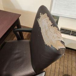 Holiday Inn Express & Suites Grants - Milan - Is the chair to the desk