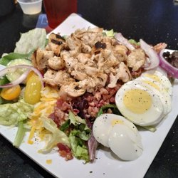 3rd Street Saloon - Grilled chicken Cobb salad